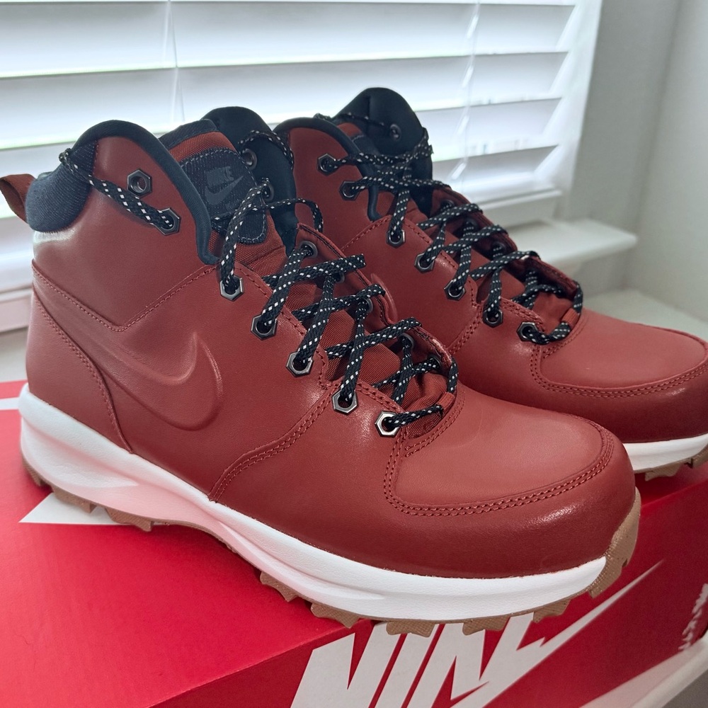Nike Manoa